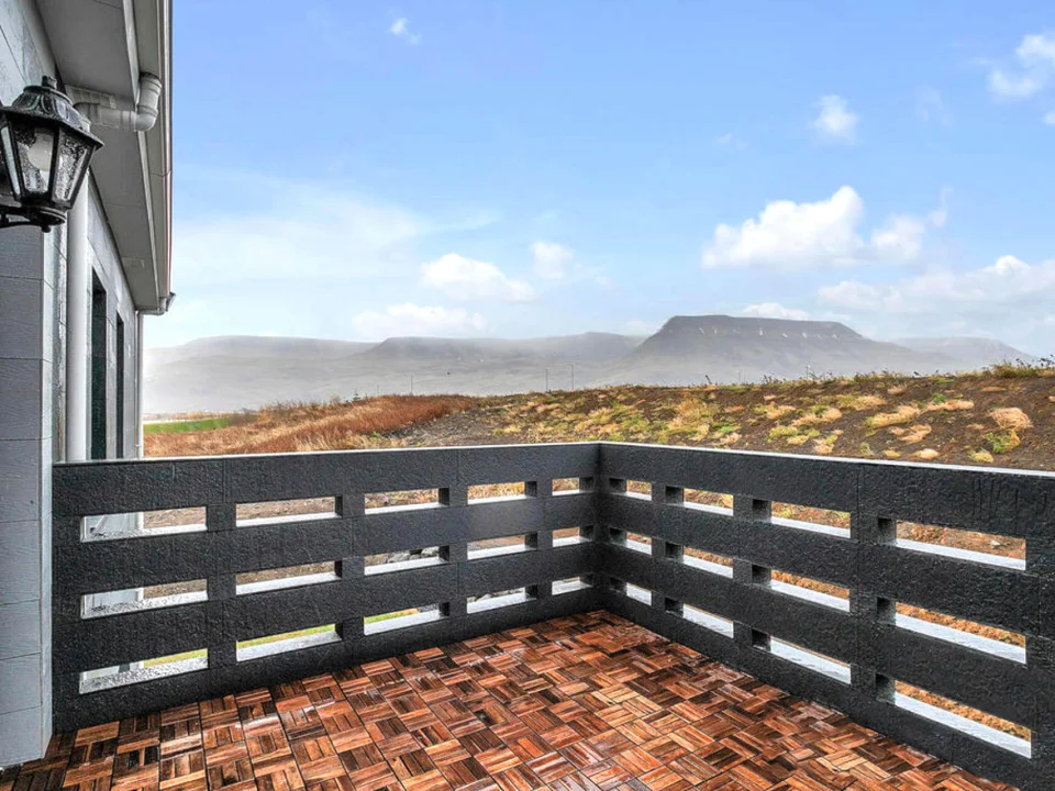 Close-up of terrace parapet slats made from rip-cut through-coloured anthracite fibre cement boards